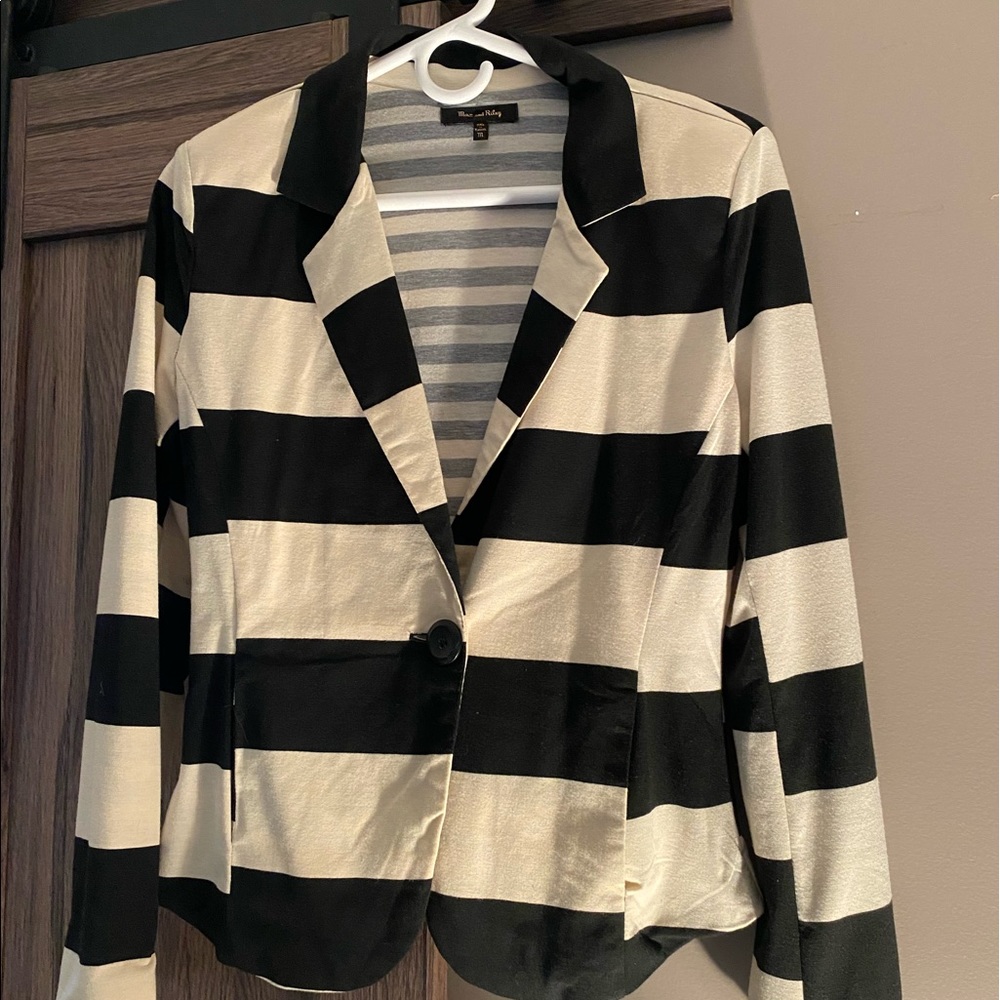 Block striped comfortable suit jacket!